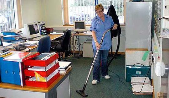 As descrições de trabalho do limpador do espaço de escritório ajudarão a evitar problemas