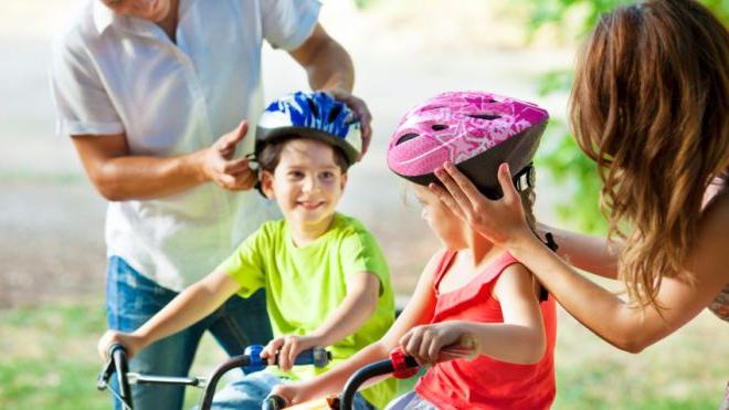 Como ensinar uma criança a andar de bicicleta de duas rodas? Aprendemos com prazer!