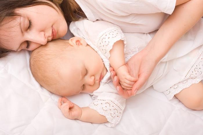 Como desmamar uma criança da doença de movimento em suas mãos? Conselhos de mães experientes