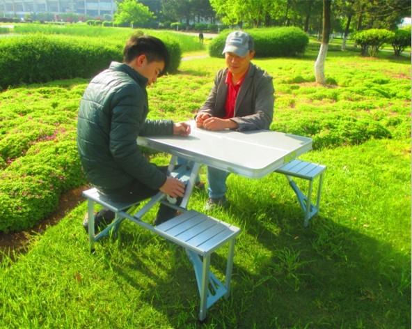 Mesa dobrável de turismo - um modelo de sucesso para um piquenique agradável