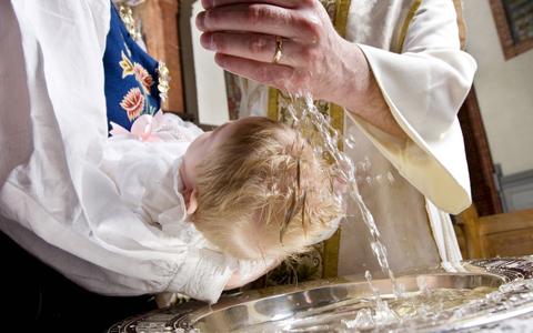 Sacramentos da Igreja: como o batismo das crianças deve ser realizado