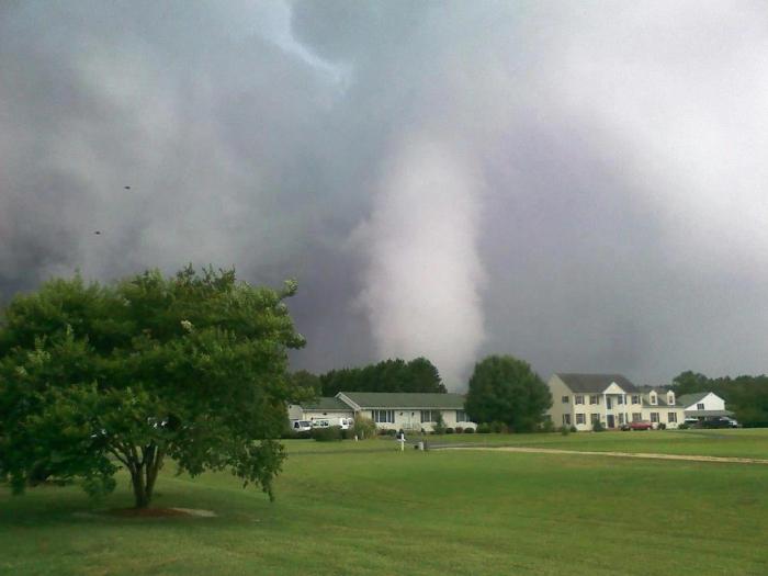 tornado sobre a terra