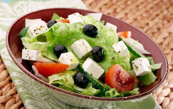 Como se veste uma salada grega? Como este prato é preparado?