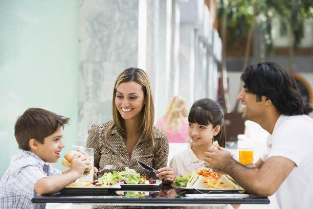 Menu infantil em um café para pais carinhosos