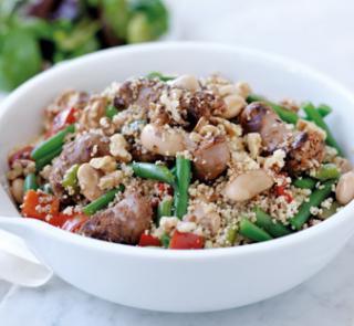 Eu preparo salada com lingüiça e legumes