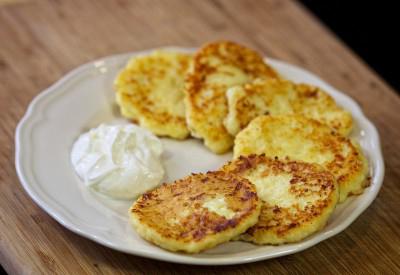 deliciosos bolos de queijo com maçãs no forno