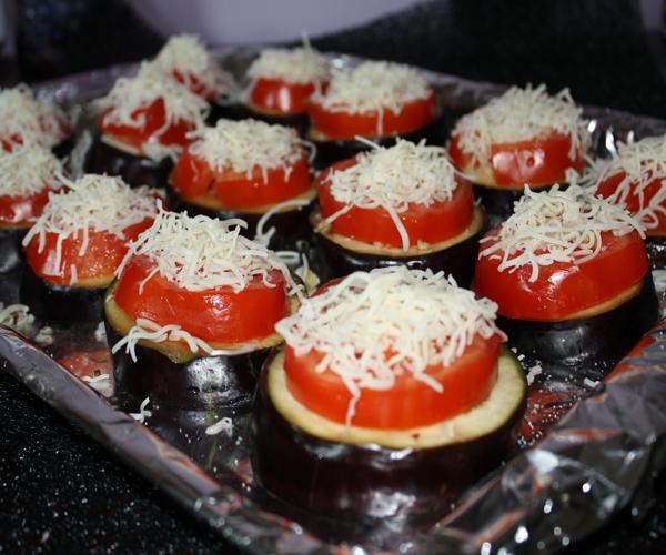 berinjela no forno com tomate e queijo