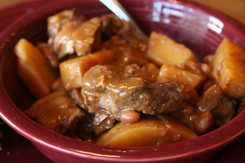 Como cozinhar carne com batatas em uma panela no forno