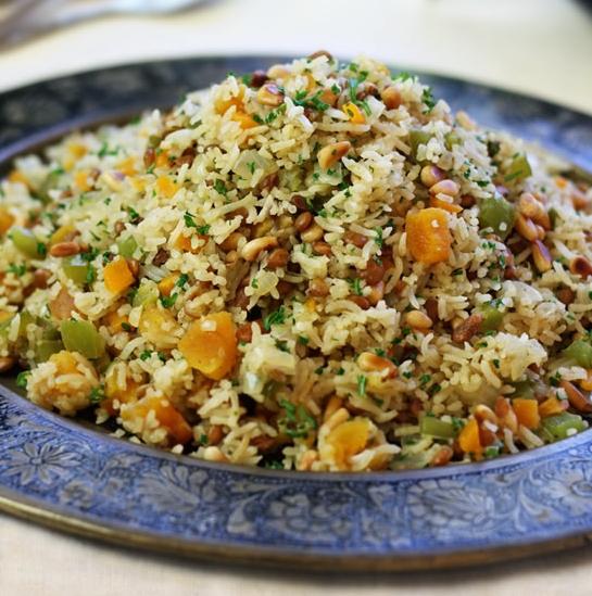 Como cozinhar pilaf em uma panela com carne de porco e arroz de grão longo?