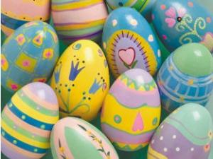 Uma pilha de idéias: como pintar ovos para a Páscoa