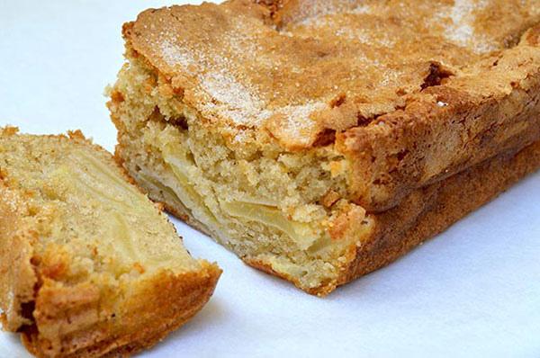 Biscoito macio e macio com maçãs: uma receita para cozinhar em uma multivariada