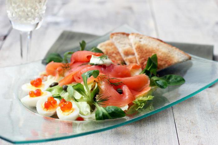 deliciosa salada com salmão levemente salgado