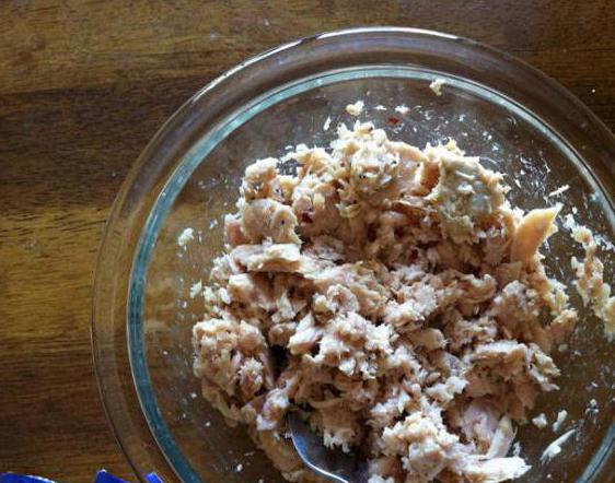 Salada de arroz e conservas de peixe: receita passo-a-passo com foto