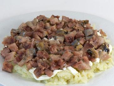 salada com arenque e cogumelos