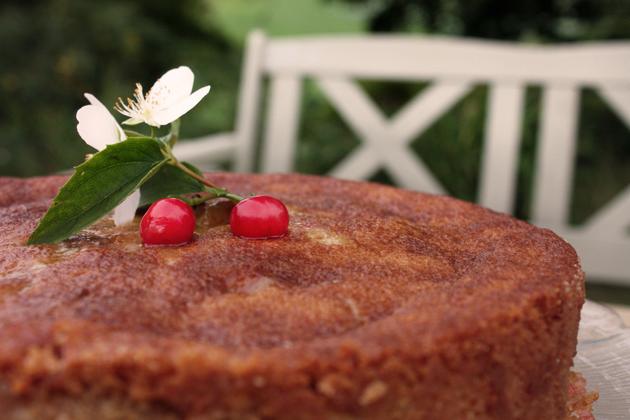 charlotte com cerejas e maçãs