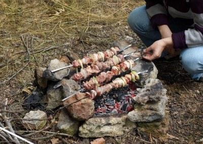 Espetinhos de carne na natureza - o prato perfeito para um piquenique