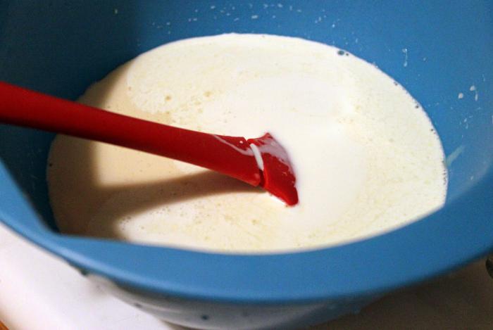 bolo sem fermento com leite condensado em uma frigideira