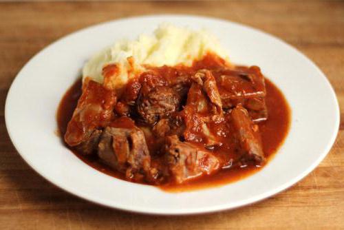 Carne de porco estufada com tomates e cebolas: as melhores receitas culinárias