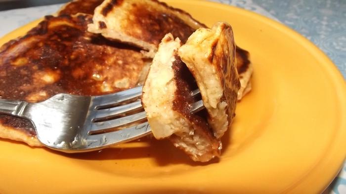 Bolinhos deliciosos e exuberantes com maçãs em leite e fermento