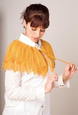 O tricô de trabalho aberto com agulhas de tricô é simples e sempre à moda