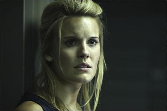 Maggie Grace ao entardecer