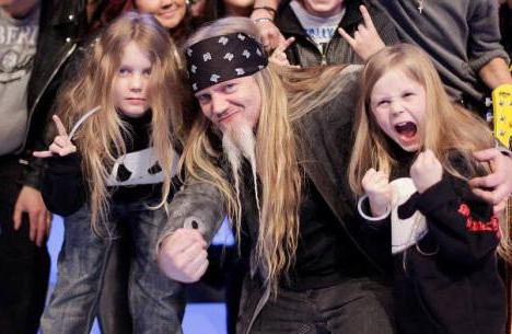 O músico finlandês Marco Hietala: coreografia pessoal e criativa