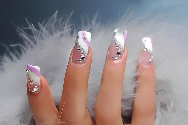 Como fazer uma manicure com strass em casa?