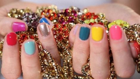 Algumas recomendações sobre como pintar as unhas em cores diferentes