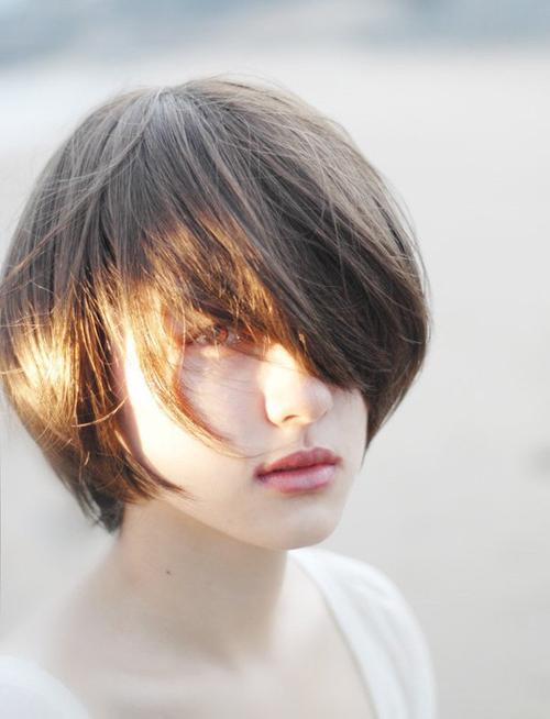 Fêmea de corte de cabelo muito curto. Cortes de cabelo de mulheres na moda (foto)