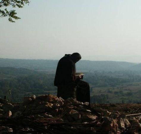 O asceta é um eremita voluntário ou forçado?