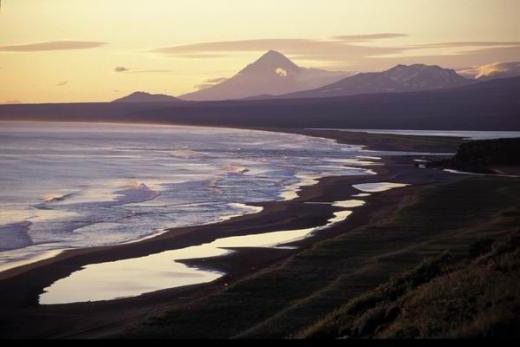 Geleiras das montanhas das cachoeiras do lago e o Oceano Pacífico