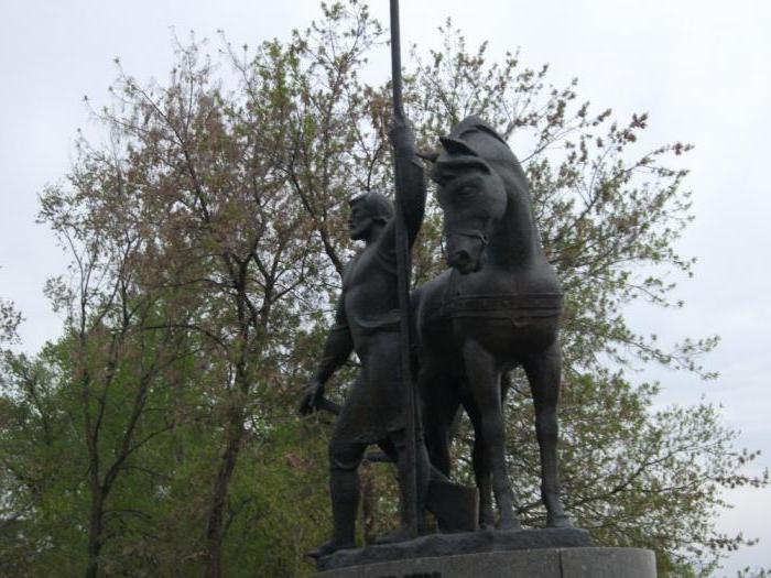 Cidade de Penza, um monumento ao Primeiro Colono (composição de escultura "O Primeiro Colonizador"): endereço, autores, descrição