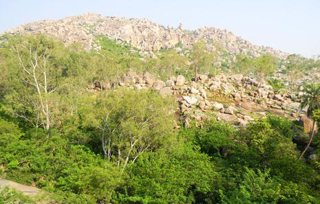 Terreno fortemente quebrado é 