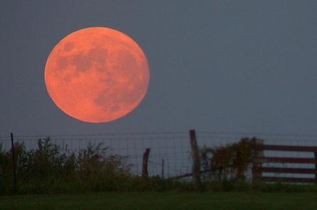 Por que a lua está vermelha durante seu nascer ou pôr do sol?