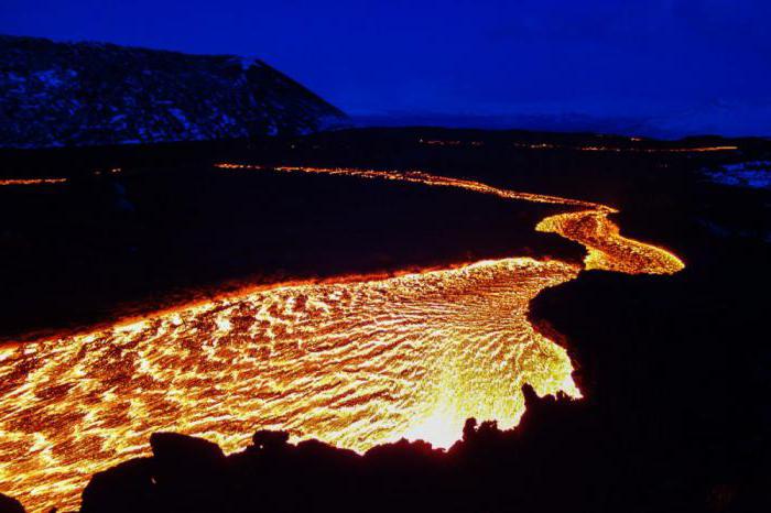 que sai quando um vulcão entra em erupção