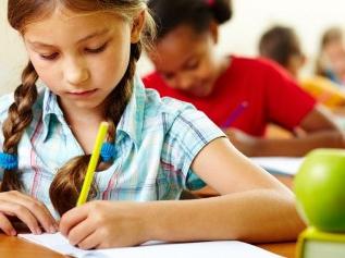 Como fazer uma carteira de um aluno do ensino fundamental com suas próprias mãos