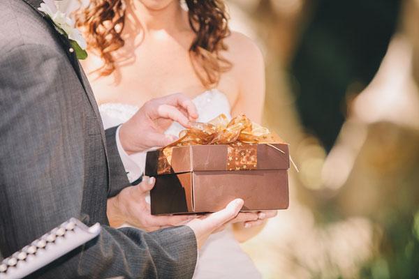 Como fazer um presente de dinheiro para um casamento com suas próprias mãos?