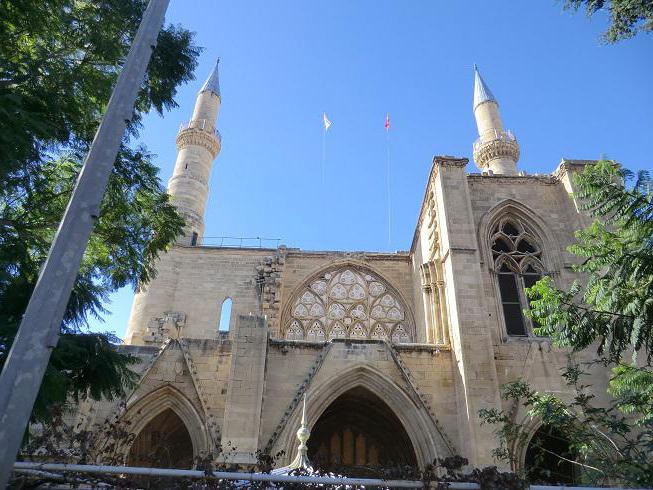 Quais são as obras arquitetônicas de que Nicosia se orgulha? Hagia Sophia - o símbolo muçulmano do Chipre