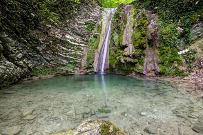 Mamedov Gorge: rochas, cachoeiras e dólmenes antigos