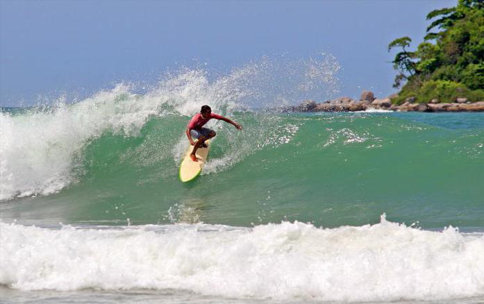 O mar em Phuket em agosto