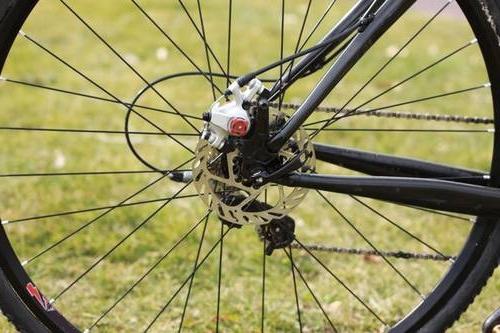 ajustando os freios a disco da bicicleta