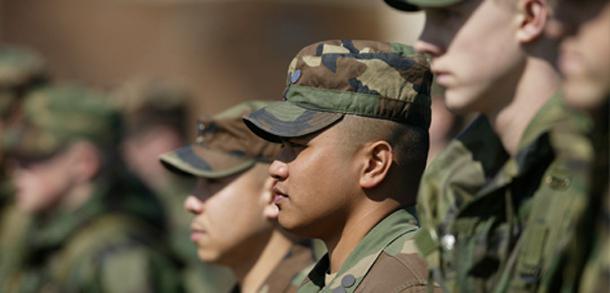 características de um estudante no registro militar e no departamento de alistamento