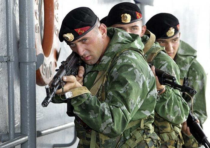 Foto de boinas negras de fuzileiros navais russos