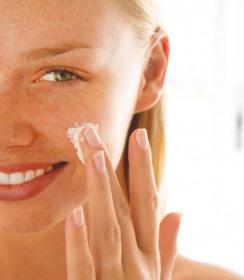 Para preservar a elasticidade, certas vitaminas são necessárias para a pele do rosto. Vitaminas para a pele são o seu material de construção especial
