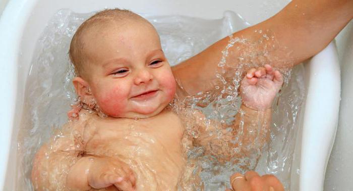 Posso dar banho no meu bebê com um resfriado? Opiniões de médicos e conselhos